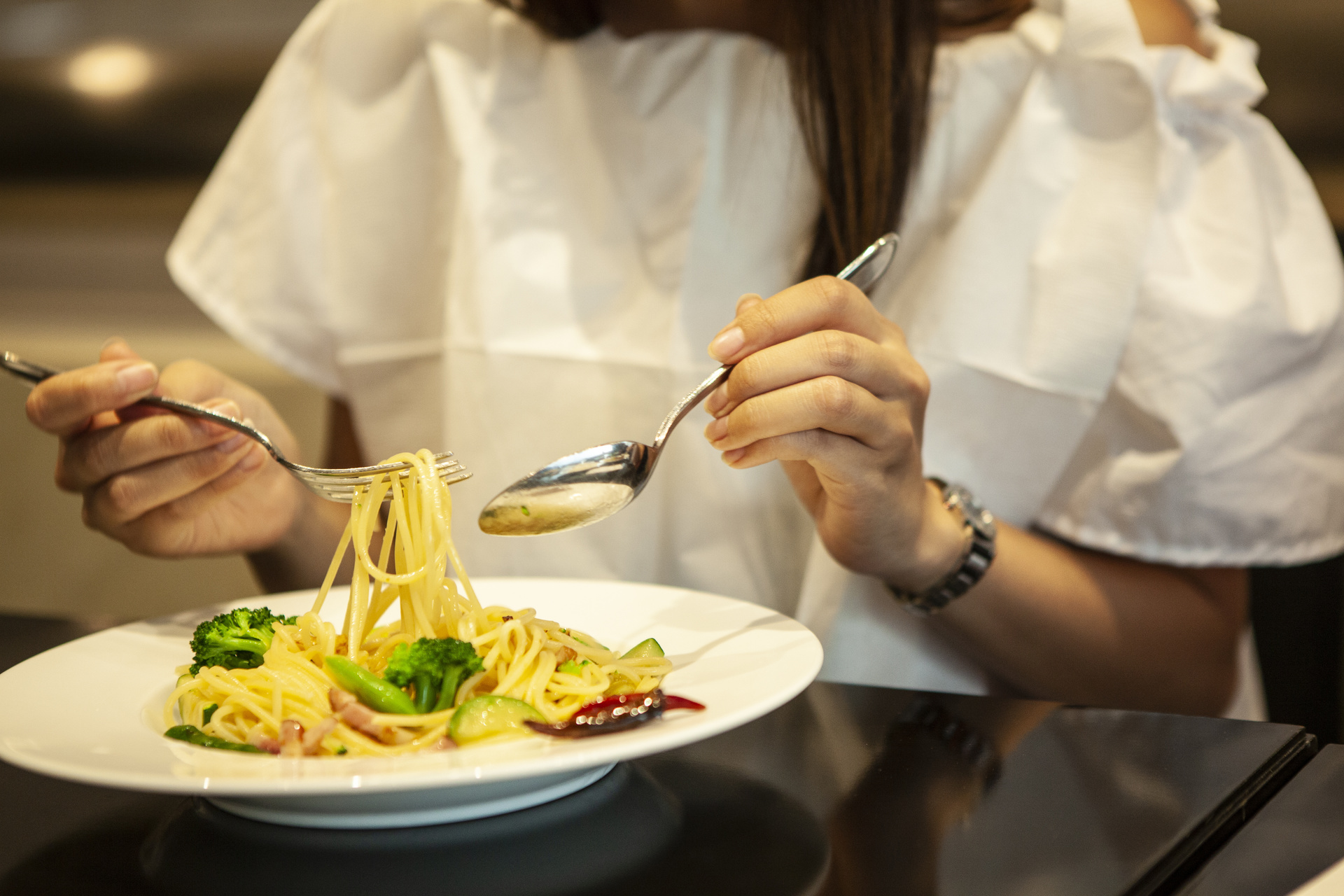 料理を運ぶ女性スタッフ_R