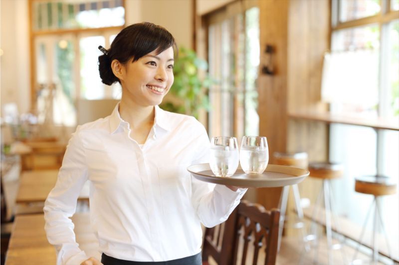 水を運ぶ女性スタッフ_R